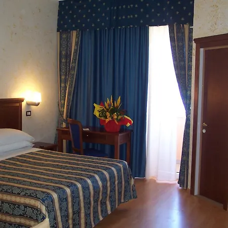 Alexander Hotel *